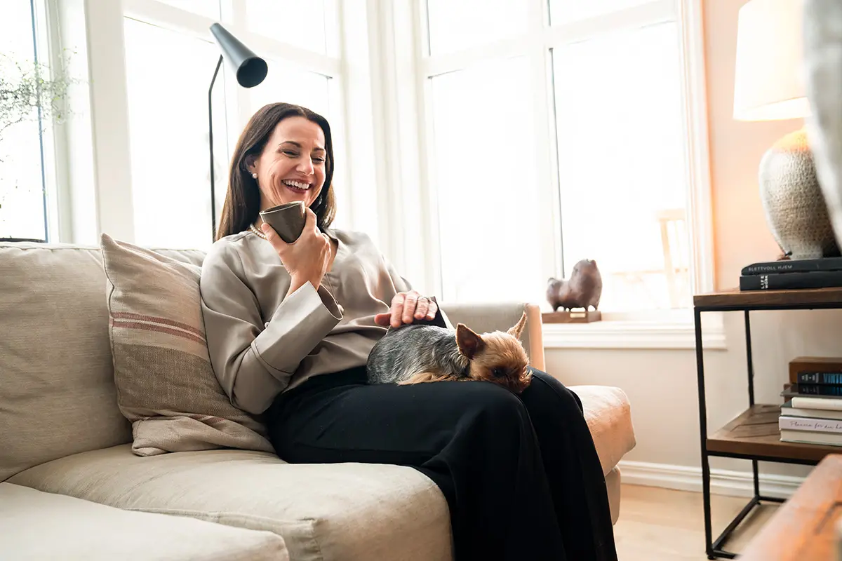 Carin Norberg sitter i en soffa