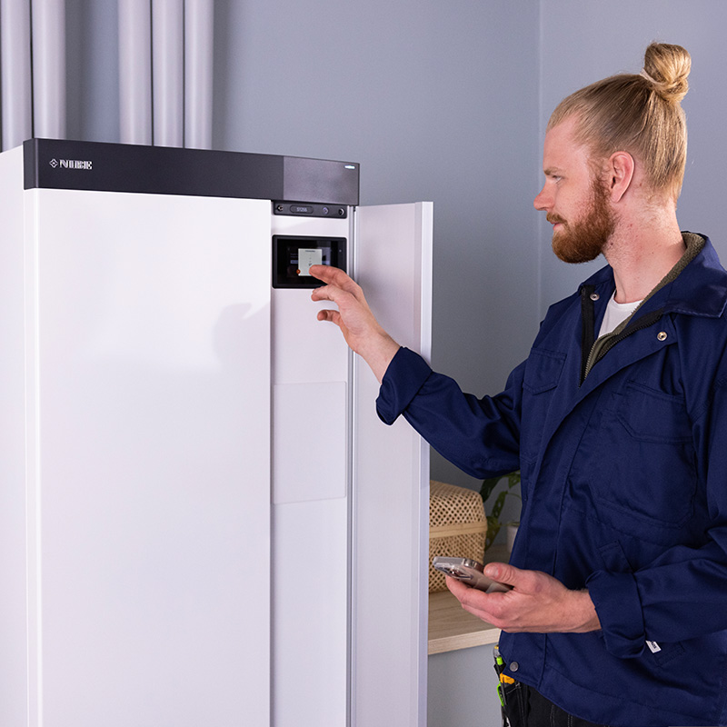 Handwerker verbindet alles mit der Wärmepumpe