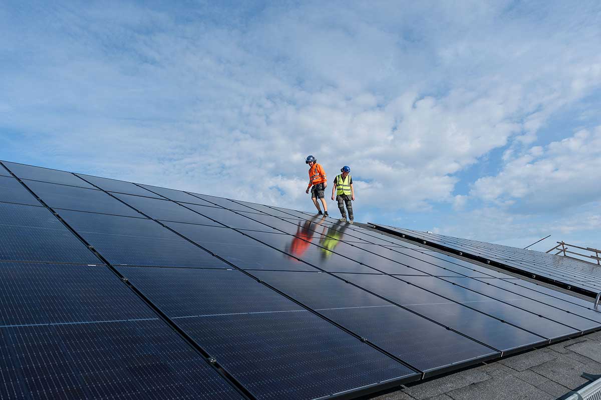 Arbeiter auf dem Dach mit Photovoltaik