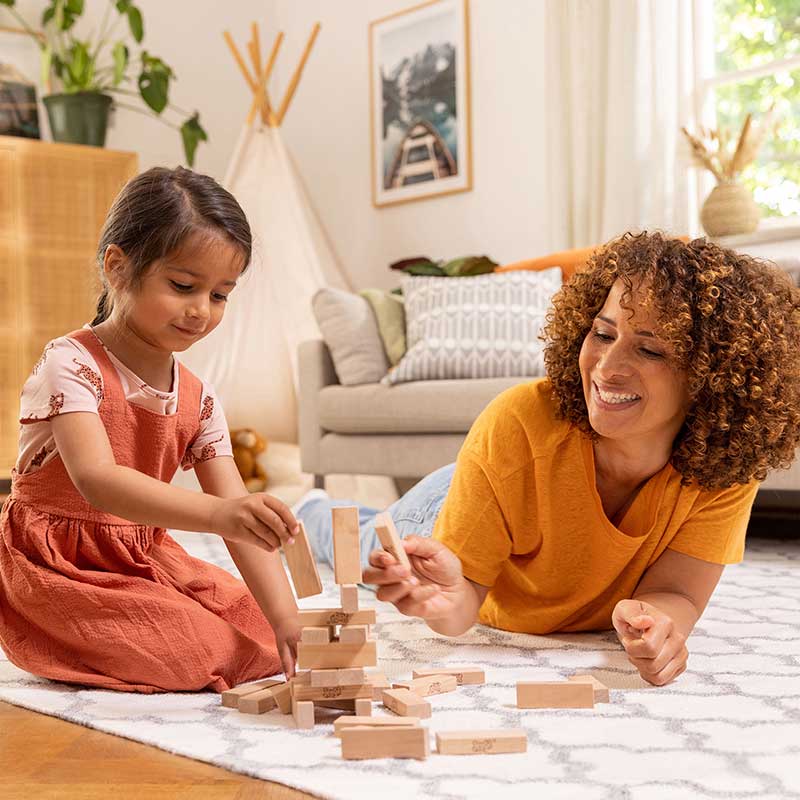 Mutter und Tochter spielen im Wohnzimmer