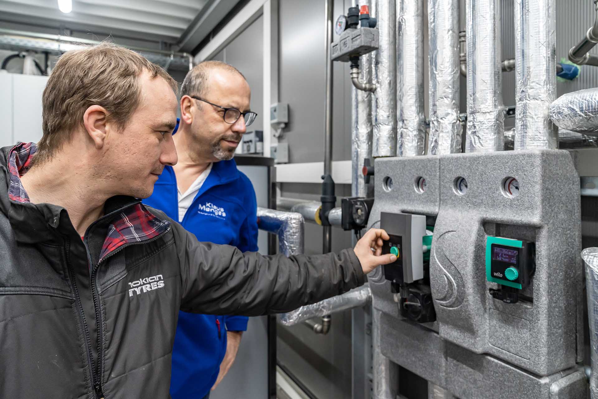 Klaus Menges und Felix Silbernagel im Technikraum