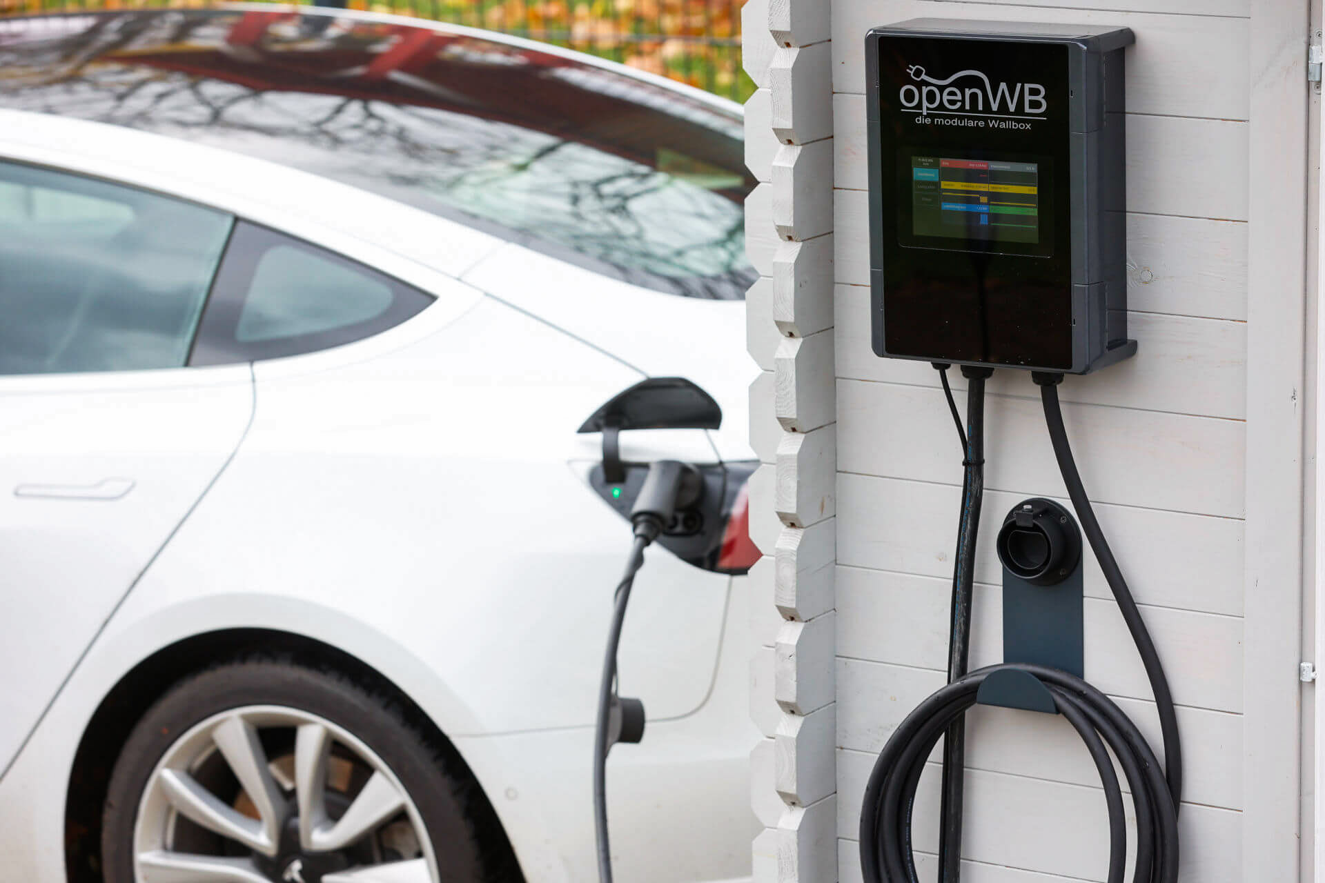 E-Auto wird über eine Wallbox geladen