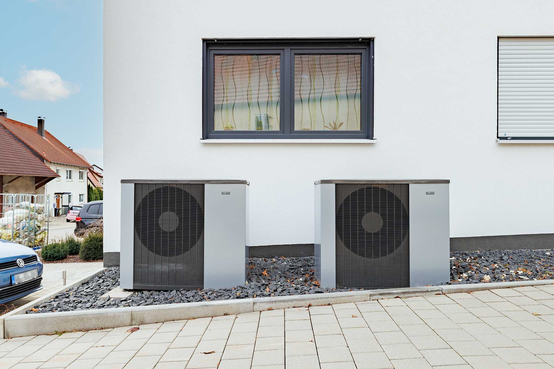 NIBE Luft/Wasser-Wärmepumpen vorm Mehrfamilienhaus in Westerheim