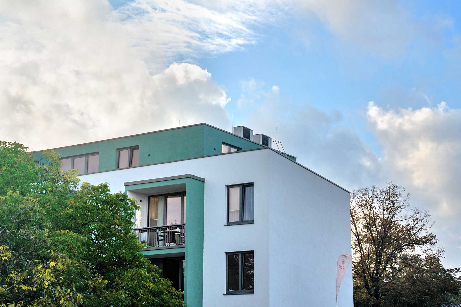 Mehrfamilienhaus in Berlin-Rudow mit Wärmepumpen auf dem Dach