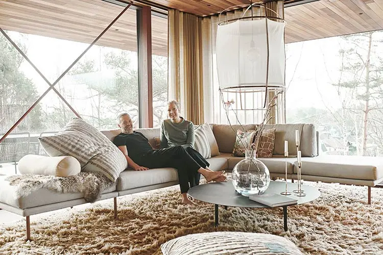 Muž a žena na gauči v obývacím pokoji